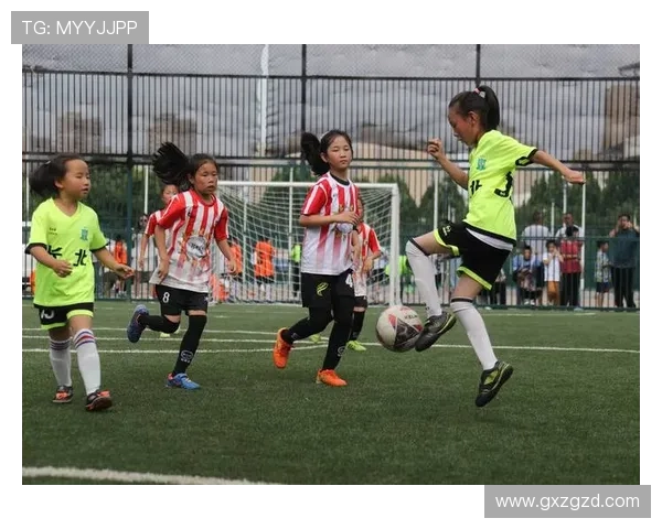 足球星宝贝闪耀绿茵场,踢球技巧与时尚风采完美融合