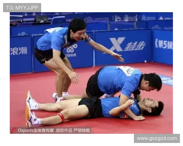 足球球星更衣室激情热舞欢乐瞬间队友齐声欢呼气氛火爆